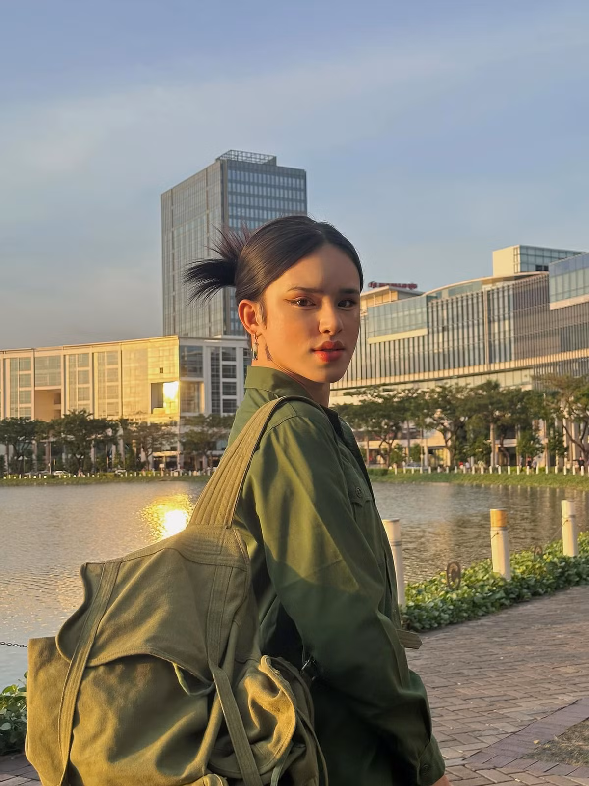 Trên trang facebook cá nhân tiktoker Trần Đức Bo mới đây cũng đăng tải hình ảnh của mình trong trang phục áo lính, vai khoác balo, tay câm mũ cối khiến cư dân mạng không khỏi bất ngờ.