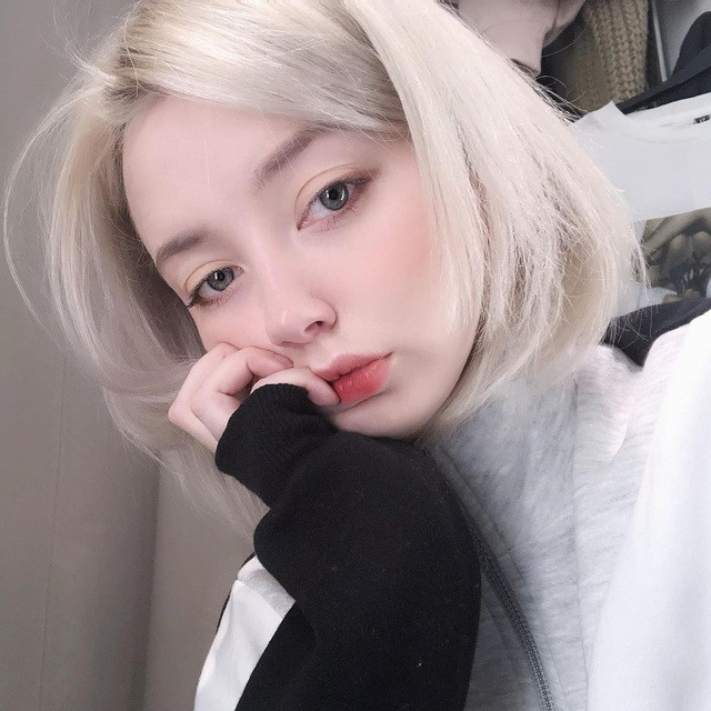 Hot girl Nga - Maria Zolotova bắt đầu chia sẻ ảnh tại Instagram từ tháng 12 năm ngoái. Đến nay, số người nhấn theo dõi trang cá nhân của cô đã là gần 30.000.