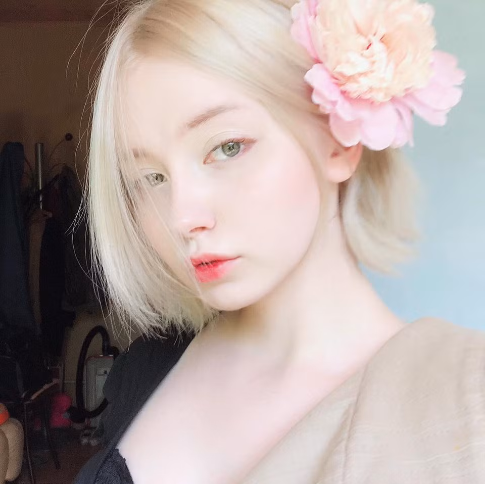 Dù 9X Nga tự nhận biệt danh là "mad alien" (người ngoài hành tinh điên cuồng), dân mạng lại gọi cô là thiên thần, mỹ nhân hay cô gái đẹp trong trẻo như mối tình đầu.