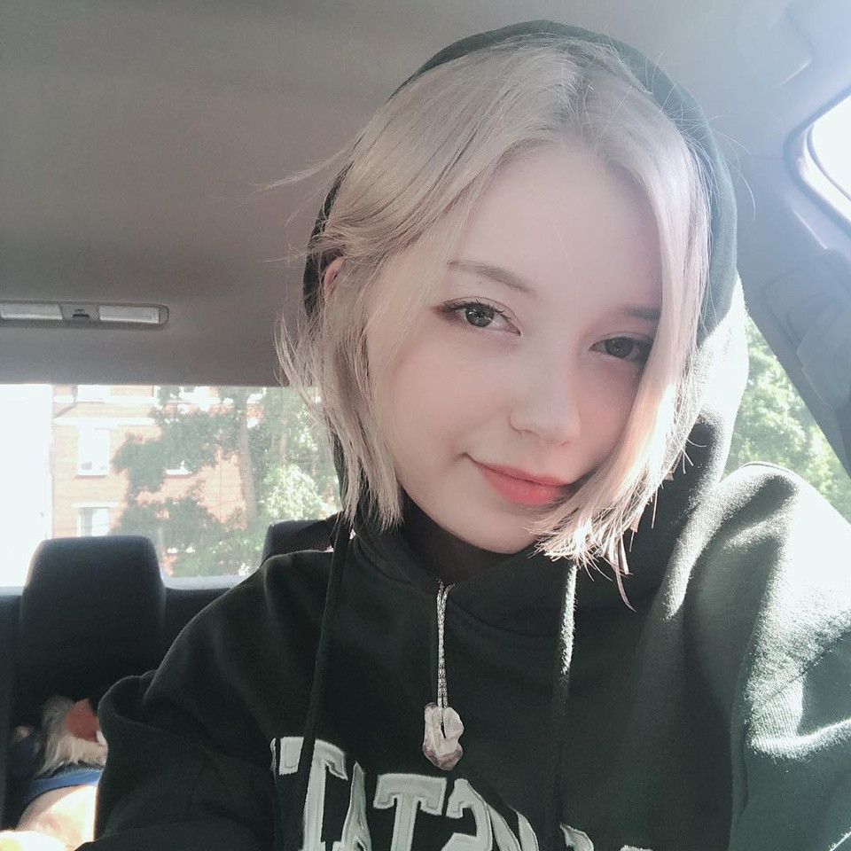 Cô cũng thường xuyên đăng tải những khoảnh khắc của chính mình để giao lưu cùng mọi người. Cô có gần 400.000 lượt theo dõi ở hai nền tảng Instagram và Facebook.