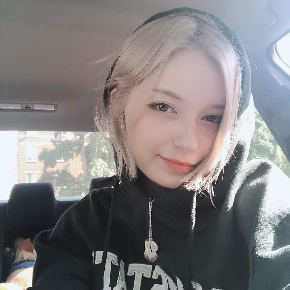 Cô cũng thường xuyên đăng tải những khoảnh khắc của chính mình để giao lưu cùng mọi người. Cô có gần 400.000 lượt theo dõi ở hai nền tảng Instagram và Facebook.