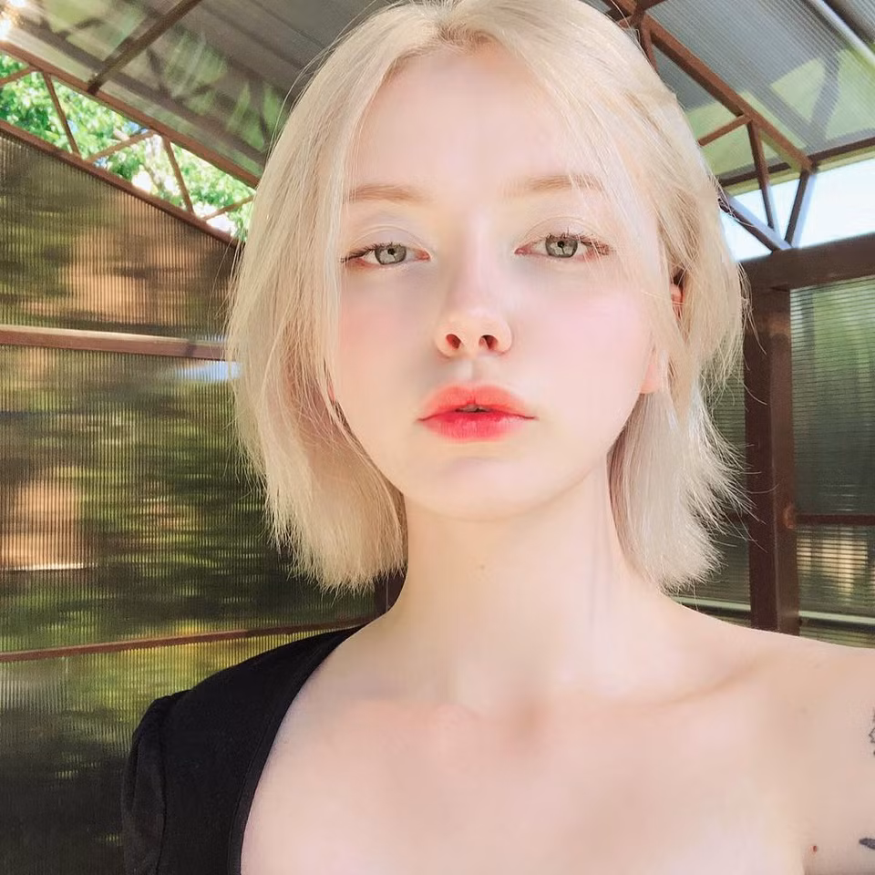 Maria rất thích hoa, bởi cô nghĩ việc hái hoa giúp tinh thần thư giãn.