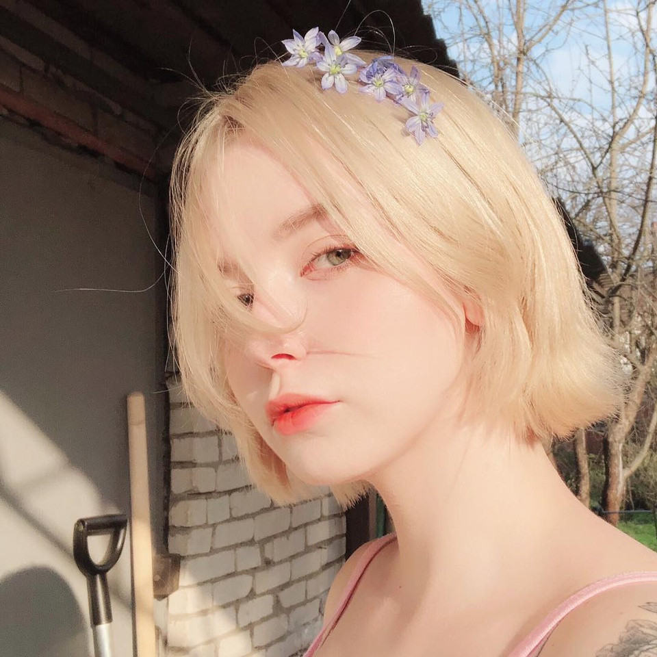 Maria Zolotova từng chia sẻ cô nàng ghét đồng hồ cơ, rau cải bó xôi và mua quần jeans mới.