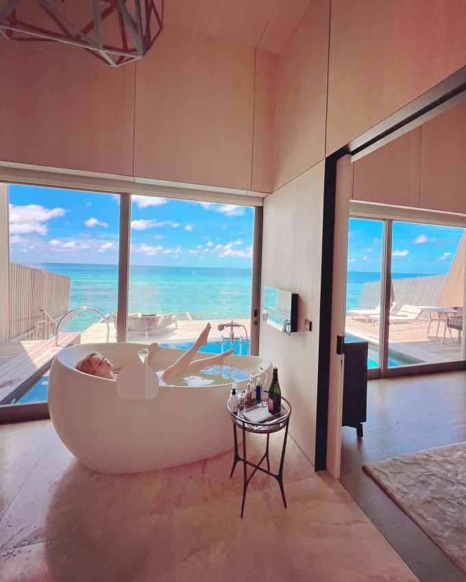 Người đẹp còn trải nghiệm ngâm bồn với rượu champagne để thư giãn cơ thể.