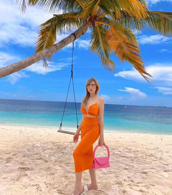 Sau Dubai, Huyen Baby lai tha dang sieu nuot na tai Maldives