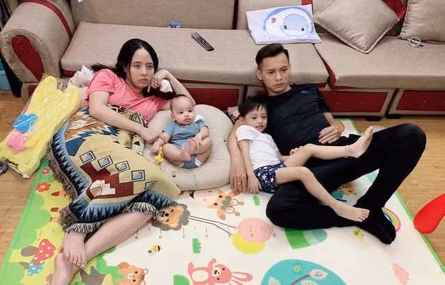 Như trong một lần xuất hiện tại sự kiện, khi được đàn em là TikToker Em Bé khoác tay ngay trên sân khấu; tộc trưởng đã ngay lập tức bị bắt trọn khoảnh khắc đứng "khép nép" kèm theo biểu cảm không thể "đáng thương" hơn. Sau khi bức ảnh được đăng tải, nhiều netizen tỏ ra buồn cười với độ cảnh giác quá đà của Độ Mixi.