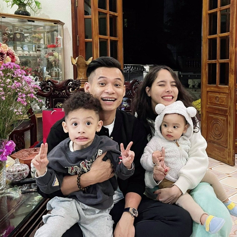 Sau khi nghe xong câu trả lời, cả dàn cast phá lên cười thích thú vì câu trả lời đầy thật thà của "đồng chí" Độ Mixi