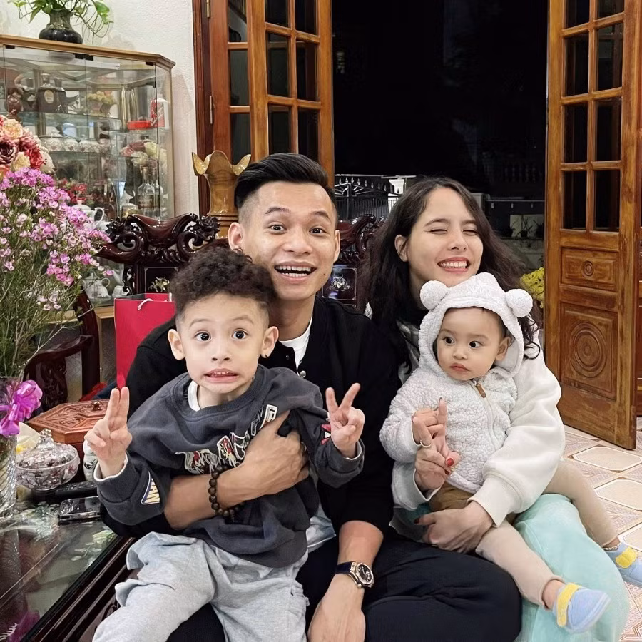 Sau khi nghe xong câu trả lời, cả dàn cast phá lên cười thích thú vì câu trả lời đầy thật thà của "đồng chí" Độ Mixi