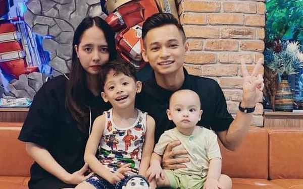 Cụ thể, Độ Mixi đã chia sẻ một khoảnh khắc "dìm hàng" của Nguyễn Trang - vợ anh và bắt chước theo. Vừa nheo mắt, nam streamer vừa nói: "Các bạn nhìn này, thấy chưa, nhìn phát không dám động vào luôn các bạn. Vợ tôi trông thế thôi nhưng mà chiến lắm đấy các bạn ạ. Động vào là ăn đòn đó, trông mặt kiểu động vào bà thử xem.”