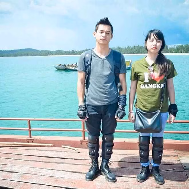 Trước đây, trong lần livestream nói chuyện cùng khán giả, Độ Mixi đã chia sẻ về tính cách của bà xã, qua đó anh bày tỏ bản thân là một người cực kỳ sợ vợ.