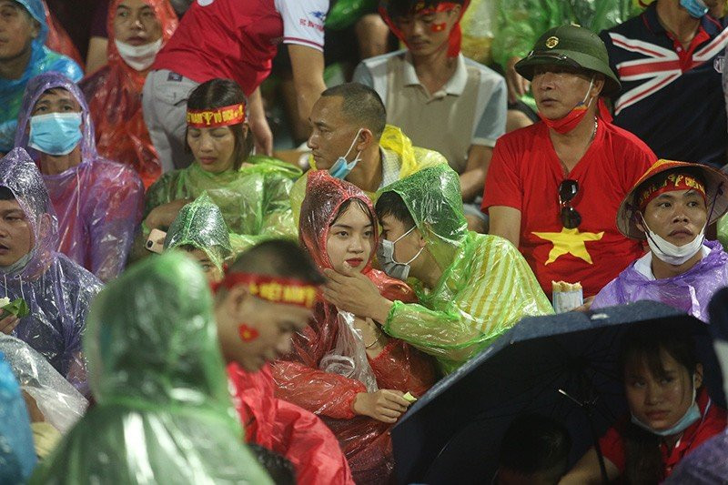 Khoảnh khắc đáng yêu của cặp đôi trên khán đài