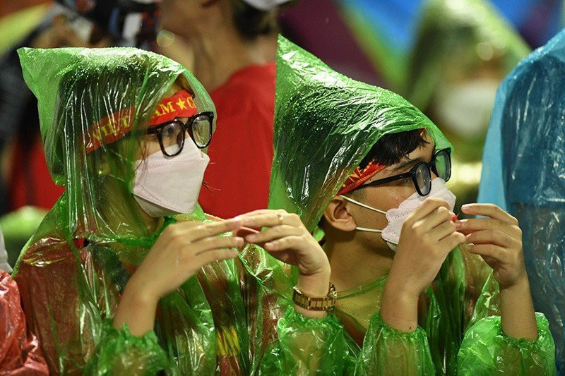 Khoảnh khắc đáng yêu của cặp đôi trên khán đài