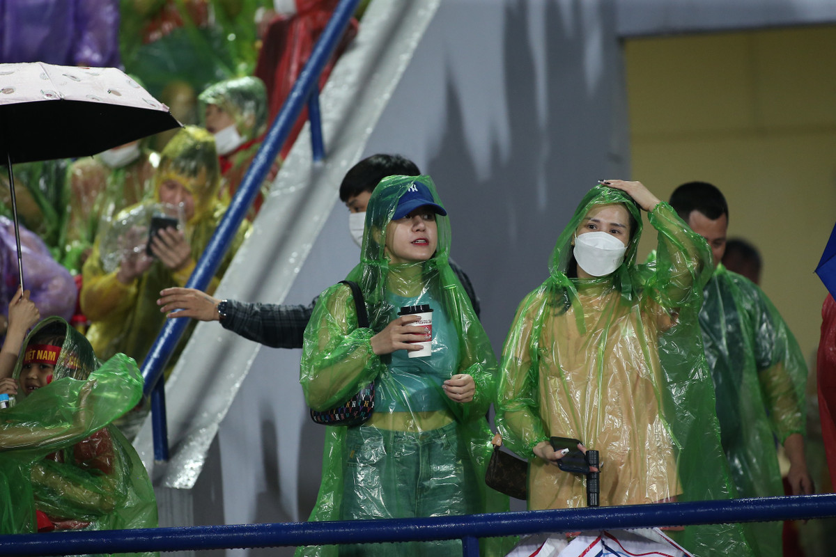 CĐV ngóng chờ bàn thắng của đội nhà.