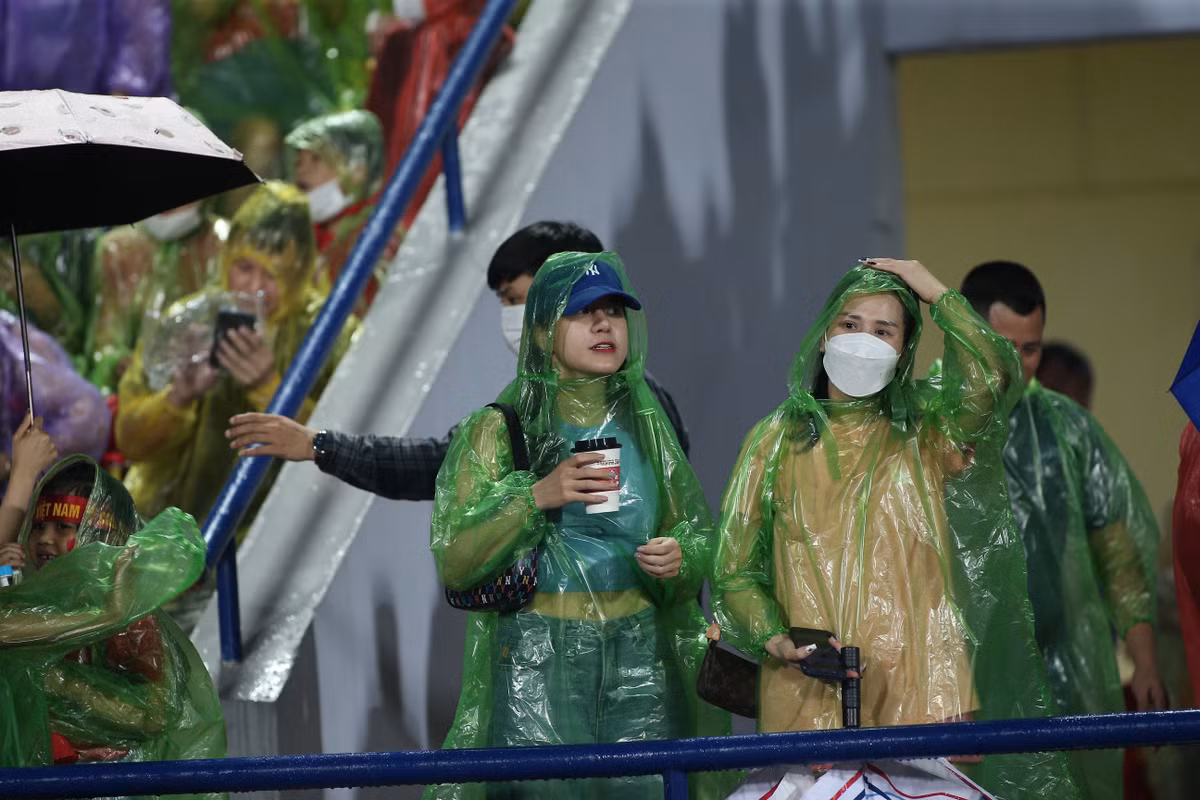 CĐV ngóng chờ bàn thắng của đội nhà.