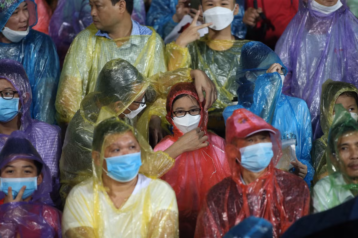 Không chỉ có người lớn mà còn có vô vàn trẻ nhỏ cũng đội mưa theo dõi những bước chân của các cầu thủ U23 Việt Nam dưới sân.