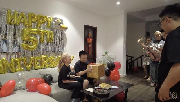 Mỗi lần xuất hiện, dù có trang điểm hay không, hot girl Instagram vẫn khoe trọn sắc vóc nổi bật.