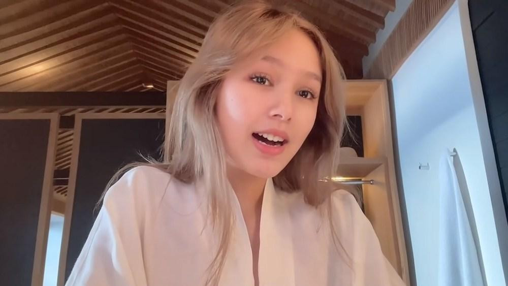 Chả là nhân kỉ niệm 5 năm bên nhau, Xoài Non đã làm hẳn một vlog khoe chuẩn bị quà bất ngờ cho ông xã.