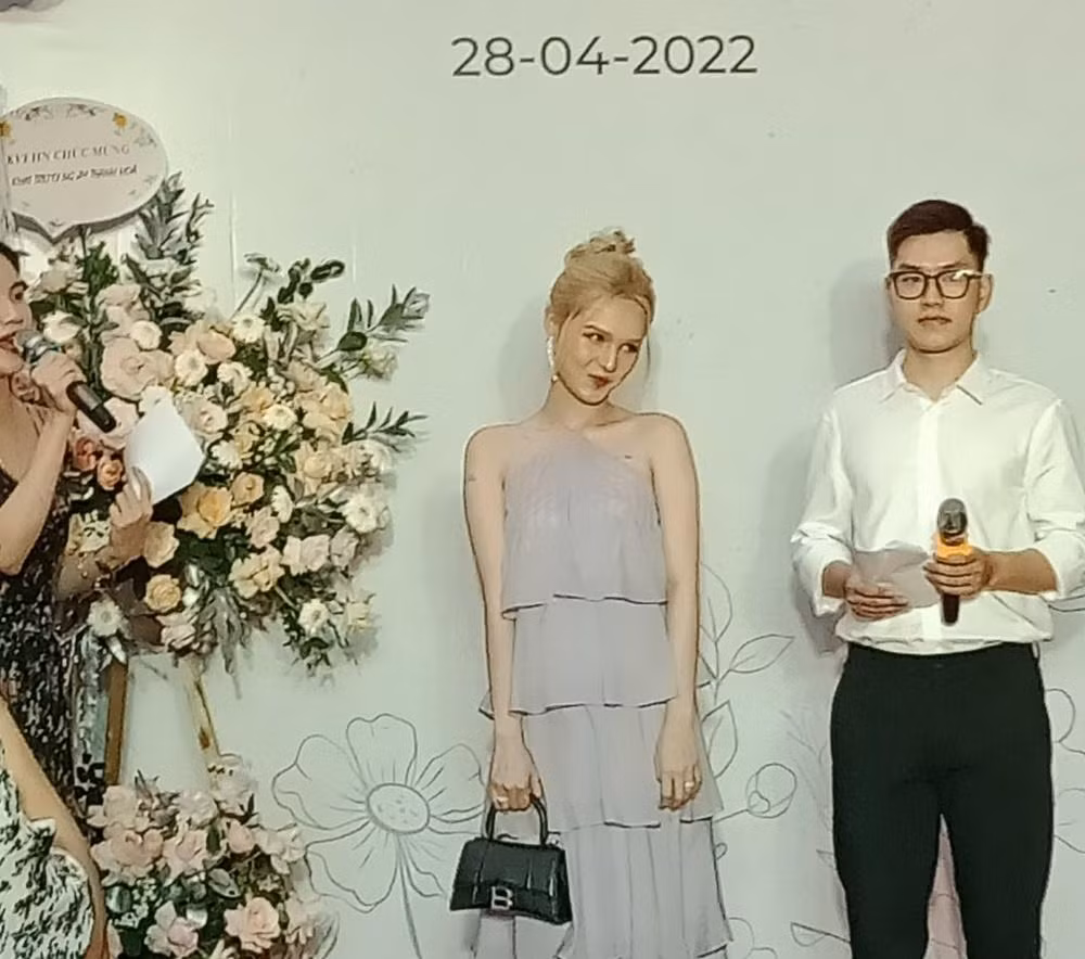 Tiếp đó, Xoài Non xuất hiện với một hộp quà siêu to là bộ máy ảnh trị giá gần 170 triệu đồng. Đến đây, nam streamer vô cùng hạnh phúc trước tình cảm của cô vợ ít tuổi dành cho mình.