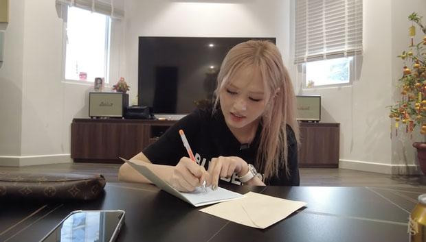 Xoài Non lộ ngoại hình lạ lẫm khi mua quà trăm triệu tặng chồng - Hình 13 Xoai Non lo ngoai hinh la lam khi mua qua tram trieu tang chong-Hinh-13