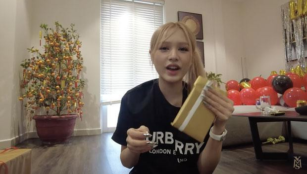 Ngoài hôn nhân đầy màu sắc, được mẹ chồng cưng chiều như con gái,... nhan sắc của hot girl 10X cũng là tâm điểm chú ý.