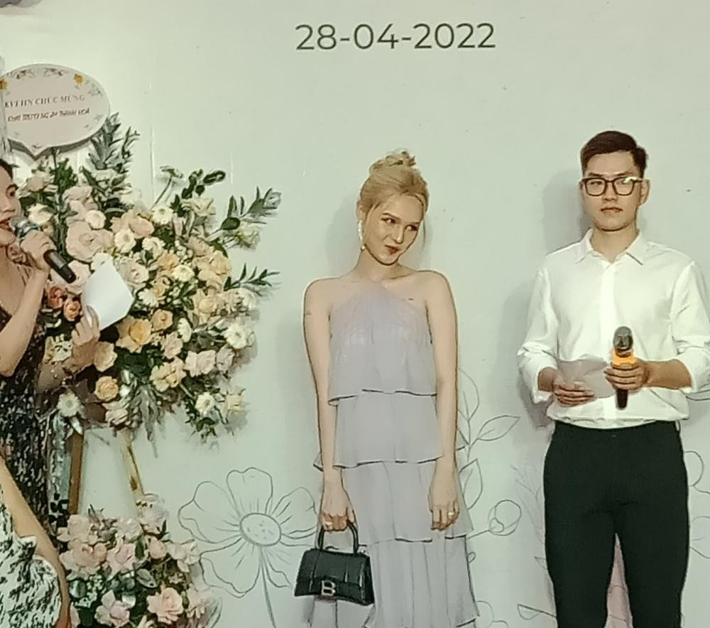 Tiếp đó, Xoài Non xuất hiện với một hộp quà siêu to là bộ máy ảnh trị giá gần 170 triệu đồng. Đến đây, nam streamer vô cùng hạnh phúc trước tình cảm của cô vợ ít tuổi dành cho mình.