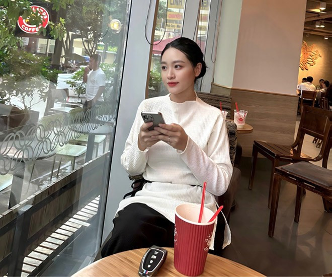 Cặp đôi tậu nhà riêng tại thành phố Vinh vào năm 2022. Căn nhà phố được thiết kế khang trang gồm 3 tầng, nội thất hiện đại, sang trọng.