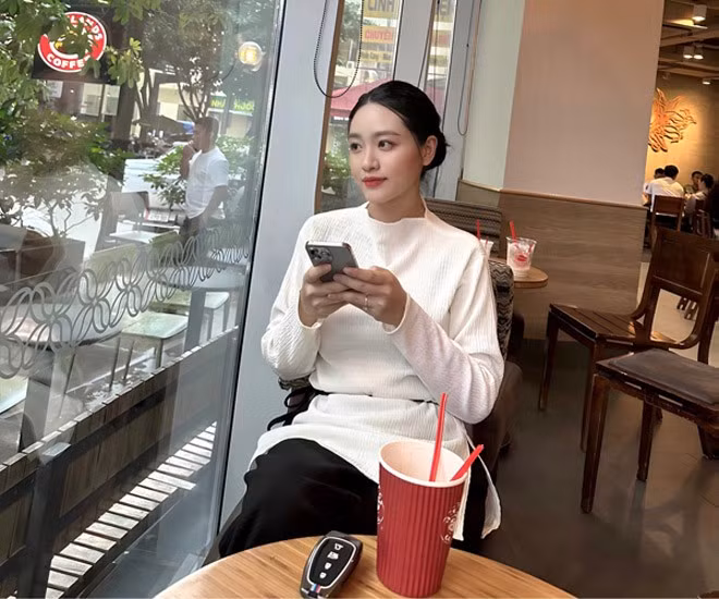 Cặp đôi tậu nhà riêng tại thành phố Vinh vào năm 2022. Căn nhà phố được thiết kế khang trang gồm 3 tầng, nội thất hiện đại, sang trọng.