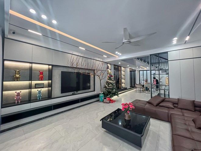 Cũng như bạn trai cầu thủ, Dung Trần khá kín tiếng về đời tư. Thậm chí, thời điểm cả hai làm đám hỏi vào năm 2020, hình ảnh chung cũng khá hạn chế.