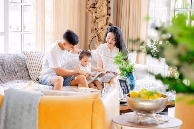 Giờ đây, bằng sự nỗ lực không ngừng, Xuân Mạnh đã thay đổi cuộc đời. Anh chàng giành hàng loạt thành tích đáng nể trong sự nghiệp sân cỏ, có mức lương ấn tượng khi đầu quân cho CLB Hà Nội. Ở tuổi 27, chàng cầu thủ Nghệ An đã có vợ đẹp, con ngoan, nhà cửa khang trang, xe cộ đủ đầy.