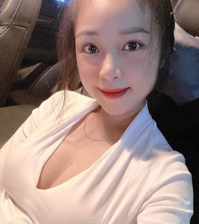 Phải thừa nhận rằng, sau khi có bé Dâu Tây, Nhật Linh ngày càng mặn mà và trở lại vóc dáng xưa quá nhanh.