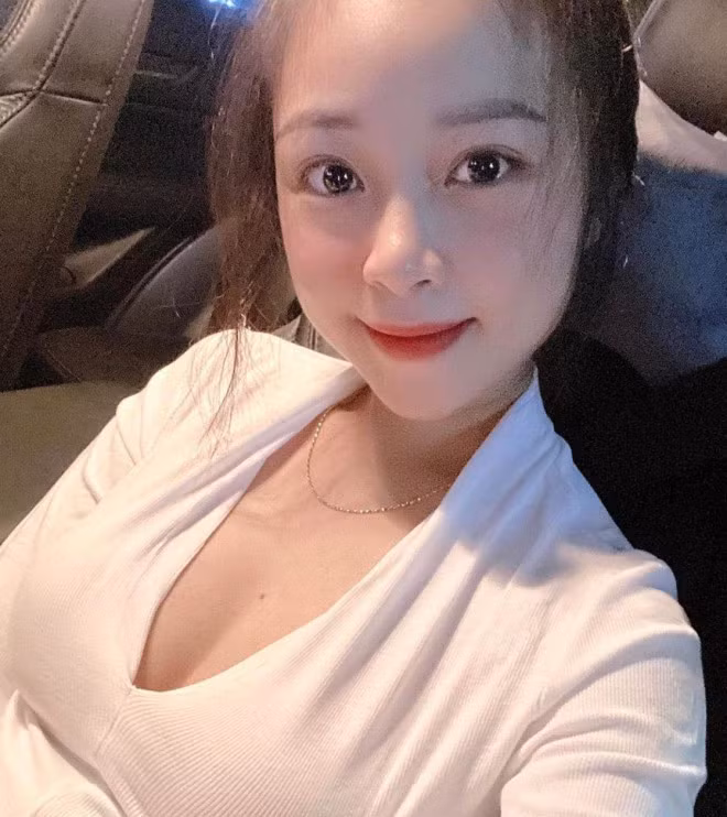 Phải thừa nhận rằng, sau khi có bé Dâu Tây, Nhật Linh ngày càng mặn mà và trở lại vóc dáng xưa quá nhanh.