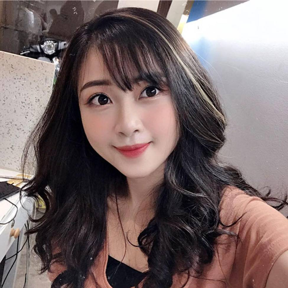 Theo tìm hiểu, anh chàng lạ mặt đã từng nhắn tin cho Nhật Linh từ nhiều tháng trước nhưng không nhận được phản hồi nào.