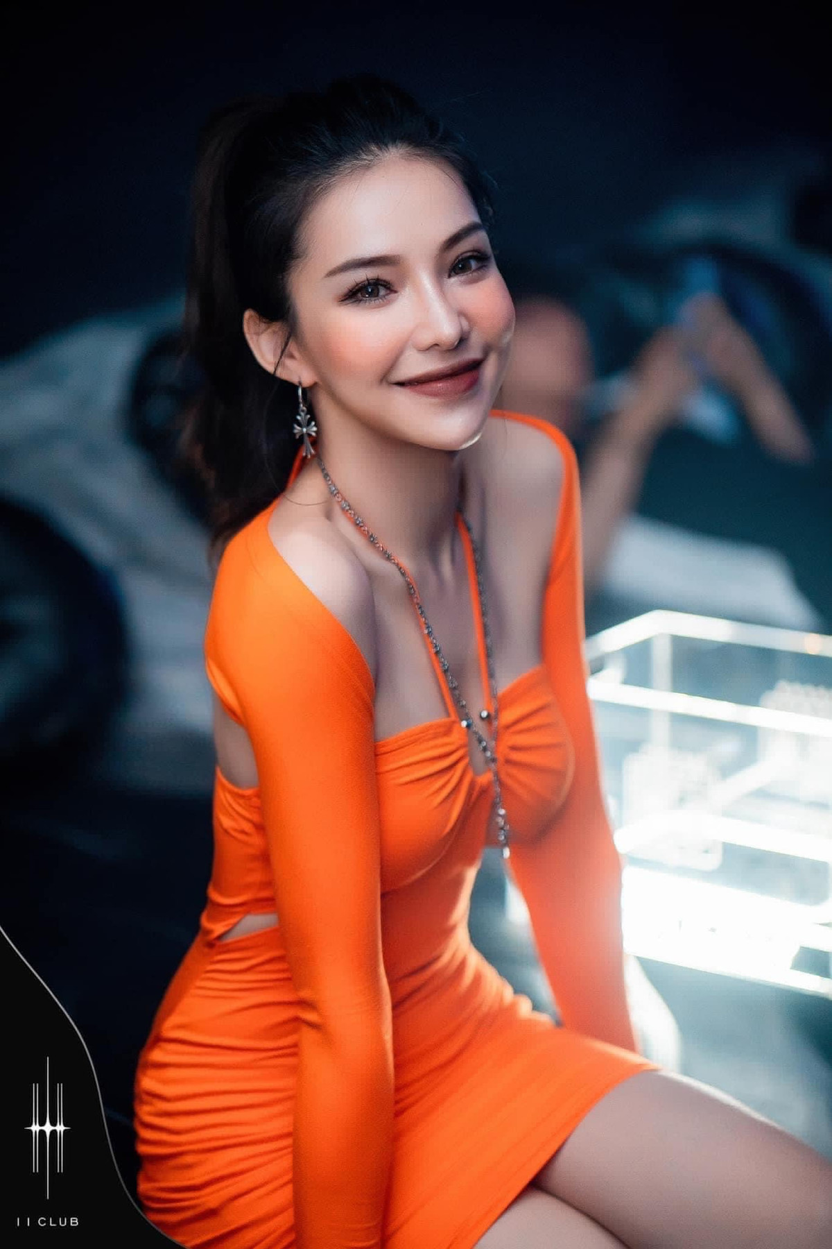 Cũng bởi danh phận "hot girl thị phi", thông tin Lưu Đê Ly bị đánh hội đồng giữa phố vì quỵt nợ lại khiến cộng đồng mạng được phen xôn xao. Trên mạng xã hội, đầy rẫy bình luận cho rằng nữ diễn viên bị một nhóm người tác động vật lý trên phố Mã Mây chỉ vì món nợ 4 triệu đồng.
