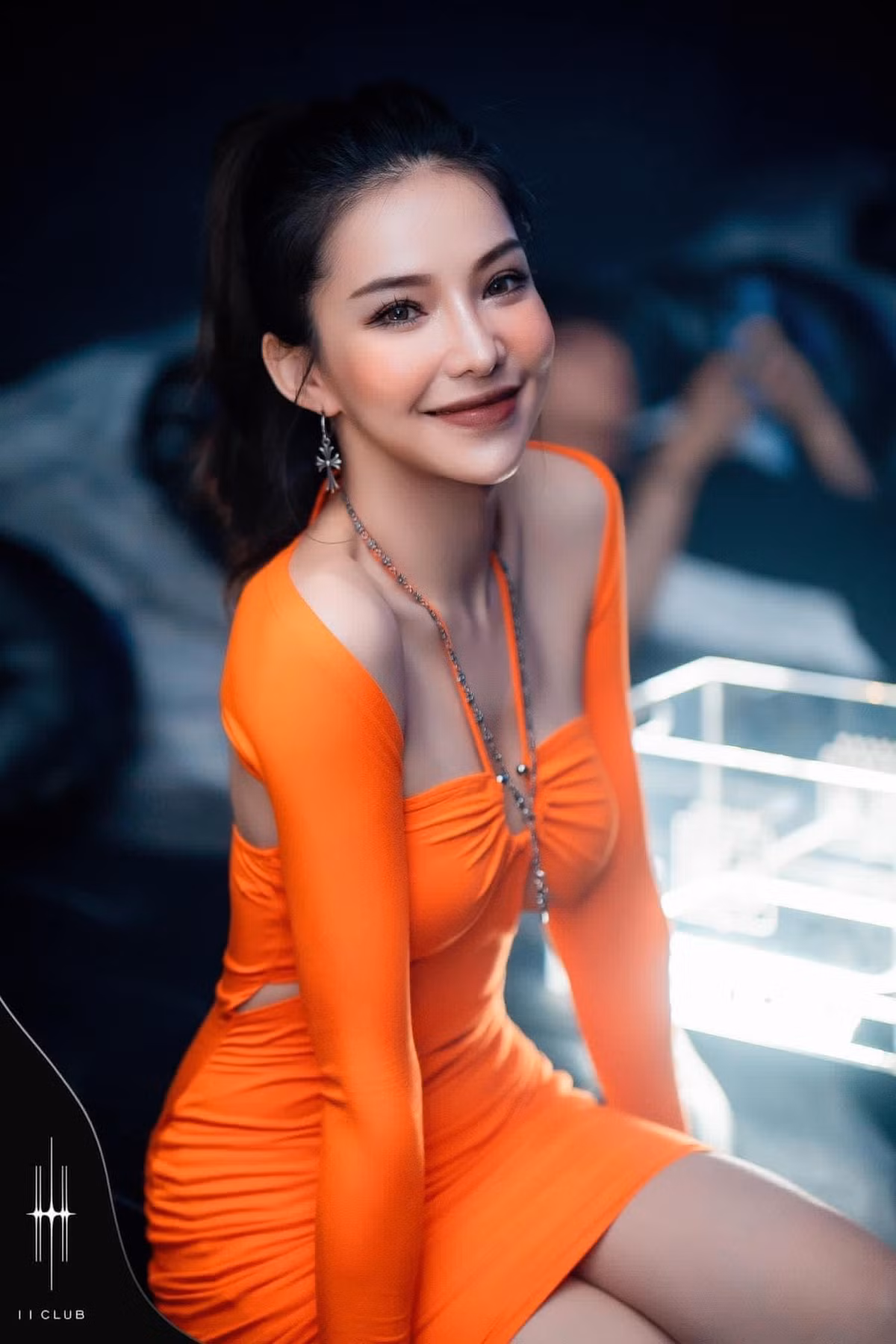 Cũng bởi danh phận "hot girl thị phi", thông tin Lưu Đê Ly bị đánh hội đồng giữa phố vì quỵt nợ lại khiến cộng đồng mạng được phen xôn xao. Trên mạng xã hội, đầy rẫy bình luận cho rằng nữ diễn viên bị một nhóm người tác động vật lý trên phố Mã Mây chỉ vì món nợ 4 triệu đồng.