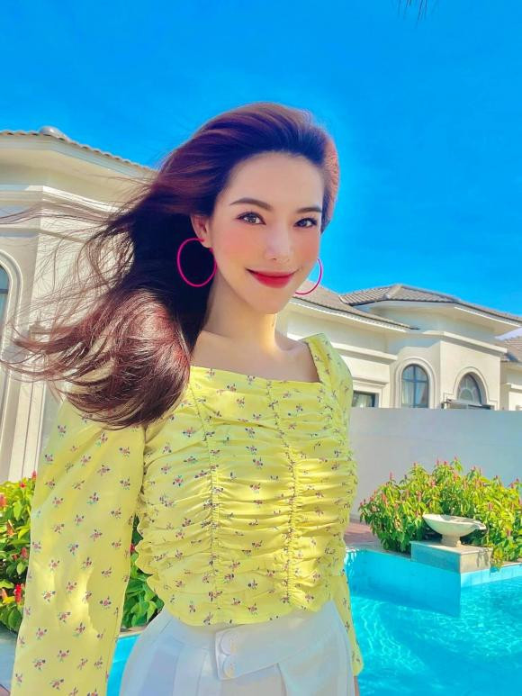 Một thời gian sau, Lưu Đê Ly lại vướng ồn ào ẩu đả với antifan ngay giữa phố. Cụ thể, người đẹp bị bắt gặp xô xát và mâu thuẫn to tiếng với một antifan trên phố Hàng Buồm.