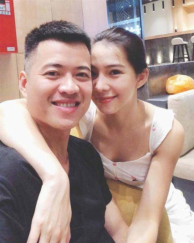 Thế nhưng Lưu Đê Ly vẫn thản nhiên công khai mối quan hệ đó bằng những bức ảnh tình tứ và những tin nhắn mùi mẫn với Huy DX trên mạng xã hội khiến cô bị chỉ trích nặng nề. Nhiều người bức xúc gọi gái xinh này là "con giáp thứ 13", "kẻ giật chồng", "cướp chồng"...