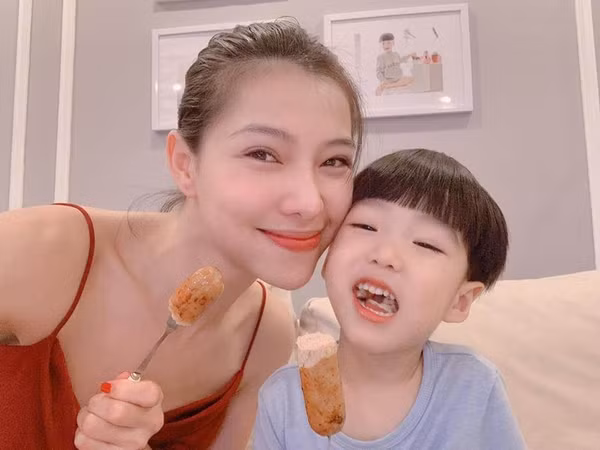 Suốt 4 năm gắn liền với nghi án "giật chồng", đến cuối năm 2019, Lưu Đê Ly quyết định không còn lẩn tránh nữa. Cô quyết định lên tiếng giải thích rõ mọi chuyện: "4 năm vừa qua là một thời gian quá dài để nhẫn nhịn. Và lần này tôi sẽ không để câu chuyện của mình bị bóp méo qua những lời của người ngoài cuộc thêm nữa. Tôi mong những người đủ quan tâm tới tôi, dù vì lí do hay mục đích gì có thể hiểu được và nếu như đồng cảm được với tôi - với tư cách là một người phụ nữ mong được sống bình yên bên những người mà tôi chọn là gia đình".