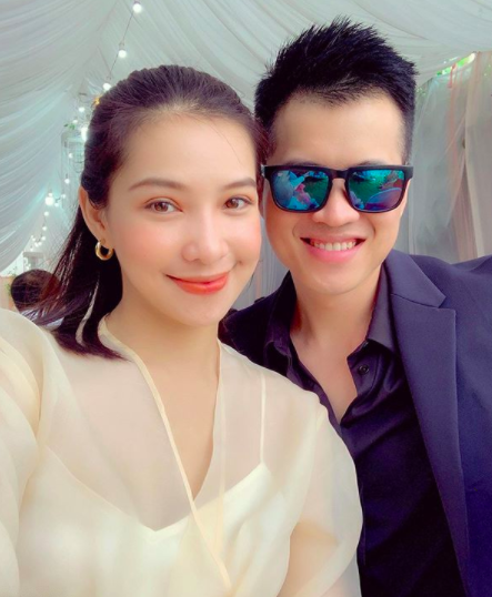 Rất nhiều bằng chứng được khán giả tìm ra để chứng minh chuyện cô và một DJ đến với nhau trước khi anh này ly hôn, netizen còn đào bới lại dòng trạng thái ghen ngược với vợ của DJ Huy DX.