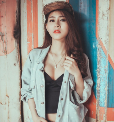 Mặc dù vậy, Yến Xôi vẫn giữ gìn được nhan sắc xinh đẹp và vóc dáng quyến rũ khiến mọi người trầm trồ. Nhưng bất ngờ hơn, sau khi không làm diễn viên, vợ chồng hot girl vẫn sắm nhà cửa khang trang, tậu Rolls-Royce 25 tỷ đồng và xế hộp Range Rover hơn 7 tỷ đồng.