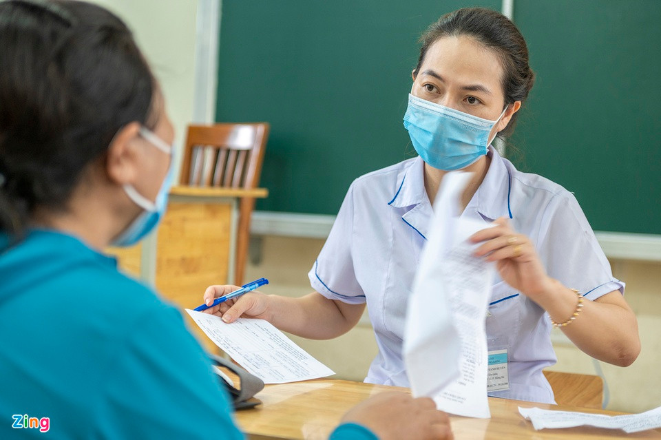 Trao đổi với Zing, bà Dương Thị Quyên, Phó trưởng phòng Y tế TP Hạ Long, cho biết gần 100 cán bộ y tế chia làm 12 tiêm vắc xin cho người dân.