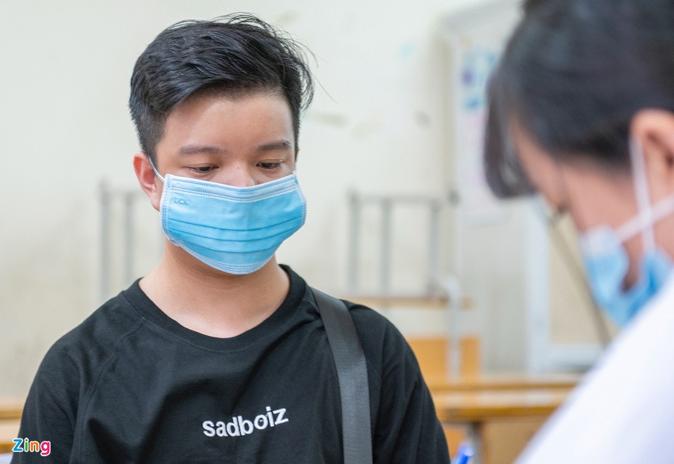 Anh Dương Minh Đức (21 tuổi, bán hàng điện sắt chợ Hạ Long 1) không đủ điều kiện tiêm do huyết áp cao. "Tôi được bác sĩ yêu cầu về nhà theo dõi và sẽ được giới thiệu lên bệnh viện tiêm sau", anh Đức nói.