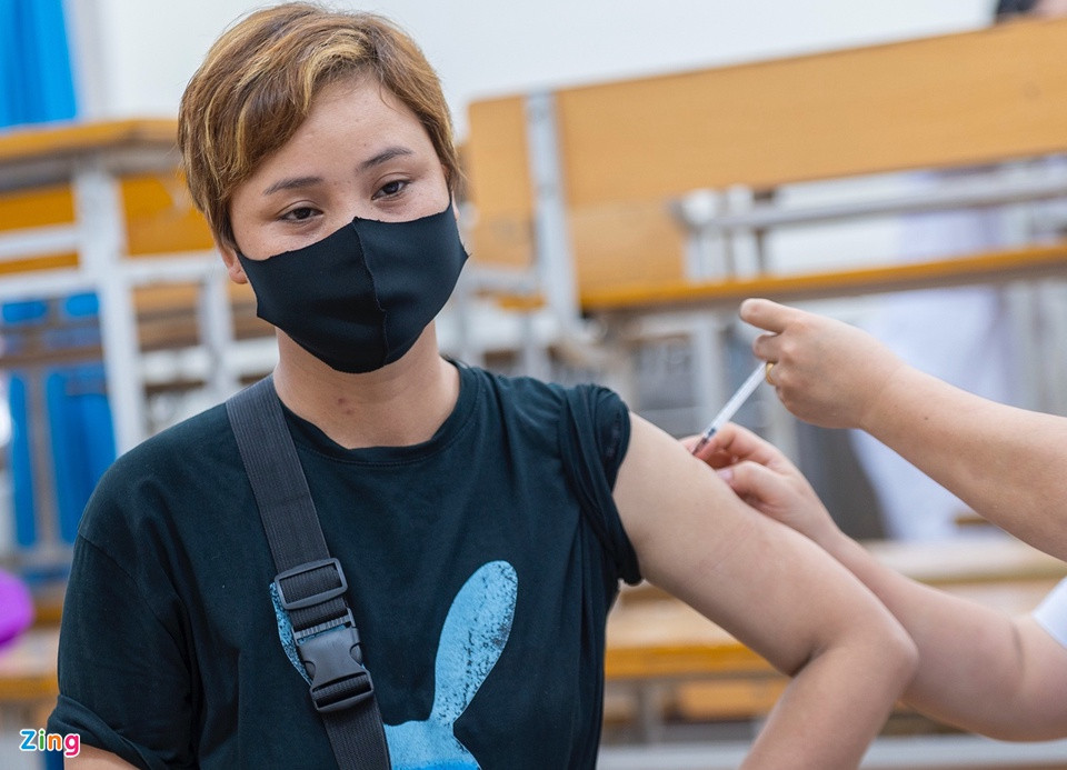 Chị Trịnh Thị Nga (36 tuổi, bán tạp hóa chợ Hạ Long 1) cho biết chị thường xuyên tiếp xúc với nhiều người đến mua hàng mỗi ngày. "Tôi thấy việc tiêm vắc xin mang lại lợi ích cho cá nhân và cộng đồng. Ngoài ra, tôi cảm thấy yên tâm hơn mỗi khi ra chợ bán hàng", chị Nga nói.