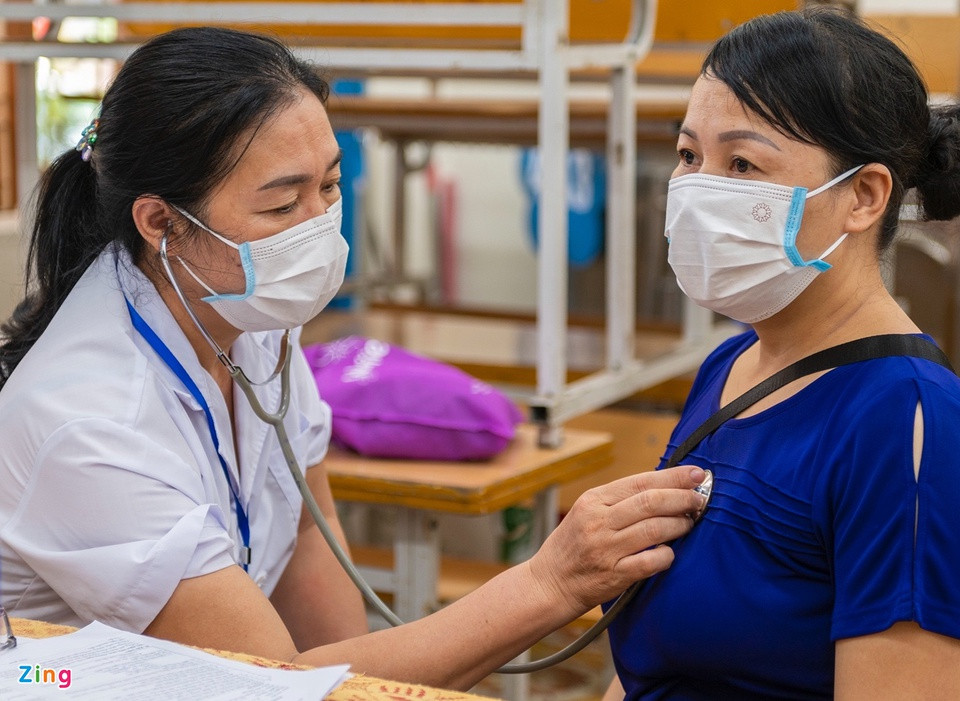 Trước khi tiêm, người dân phải kê khai thông tin cá nhân, tiểu sử bệnh nền hoặc đang điều trị bệnh. Kiểm tra huyết áp là một trong các khâu bắt buộc để nhận biết người dân có đạt tiêu chuẩn tiêm vắc xin phòng Covid-19 hay không.