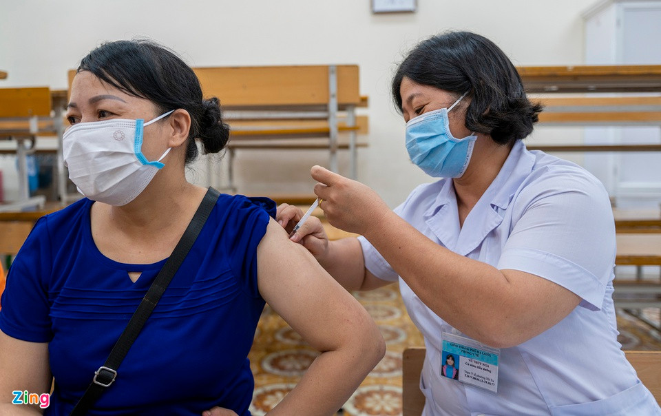 Từ ngày 31/7, thành phố Hạ Long (Quảng Ninh) tổ chức tiêm vắc xin ngừa Covid-19 cho các tiểu thương, hộ kinh doanh tại các chợ, trung tâm thương mại lớn trên toàn địa bàn. Ngoài ra, nhóm người có nguy cơ cao như lái xe taxi, xe ôm, người làm nghề bốc vác… cũng được tiêm đợt này.