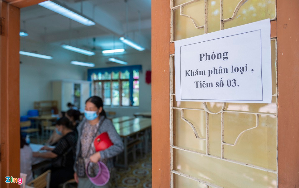 Để tránh tình trạng quá tải, đội y tế được bố trí 12 phòng để khám sàng lọc, tiêm và theo dõi sau tiêm đảm bảo người dân đến và ra về theo một lối duy nhất.