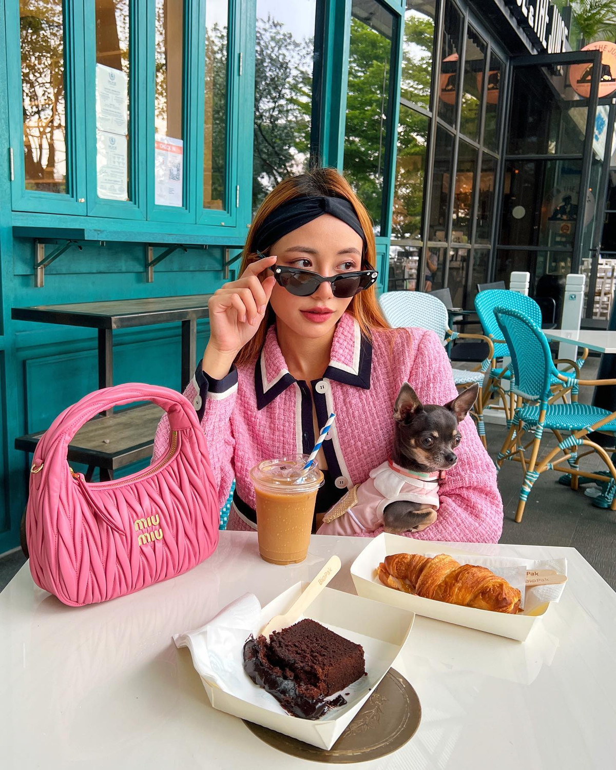 Có mẹ là ‘‘tiếp viên hàng không giàu có bậc nhất Singapore’’ nên từ khi sinh ra, Calista đã nhận được sự quan tâm và chú ý của đông đảo công chúng.