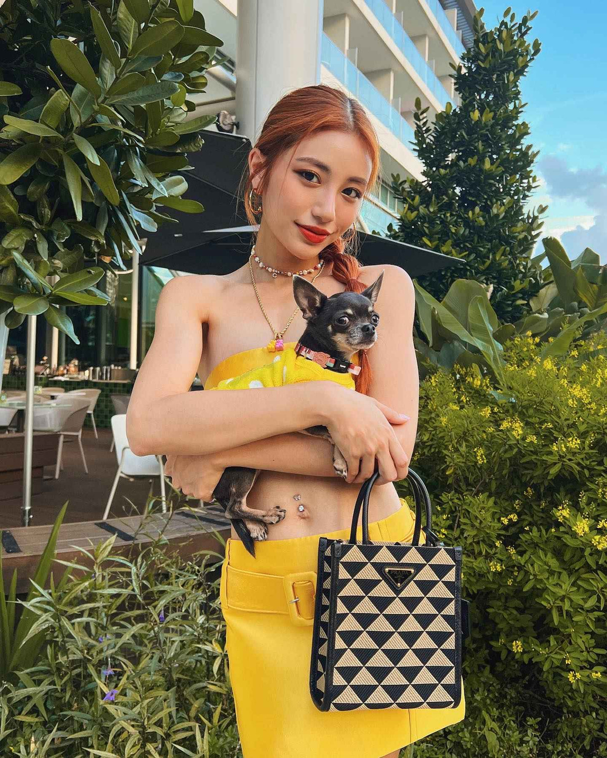 Calista Cuaca sinh năm 1998, là con của cựu tiếp viên hãng hàng không Singapore Airlines - Jamie Chua với doanh nhân tỷ phú người Indonesia - Nurdian Cuaca.