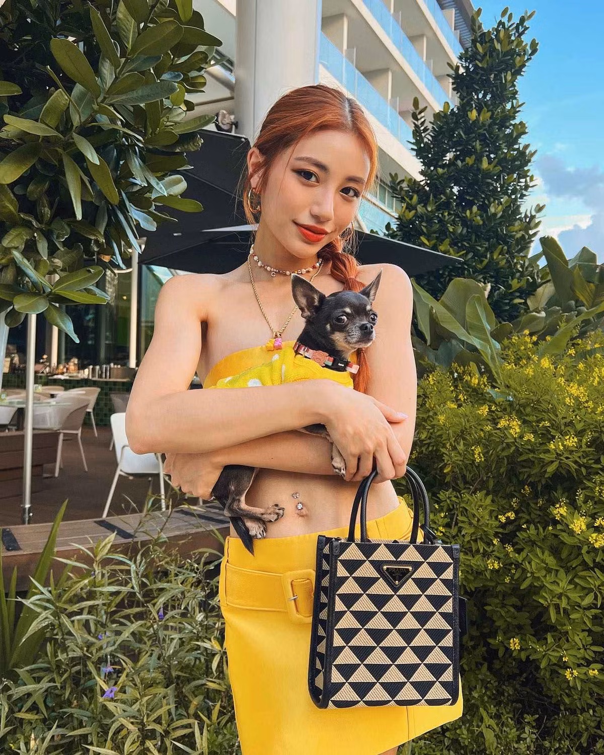 Calista Cuaca sinh năm 1998, là con của cựu tiếp viên hãng hàng không Singapore Airlines - Jamie Chua với doanh nhân tỷ phú người Indonesia - Nurdian Cuaca.