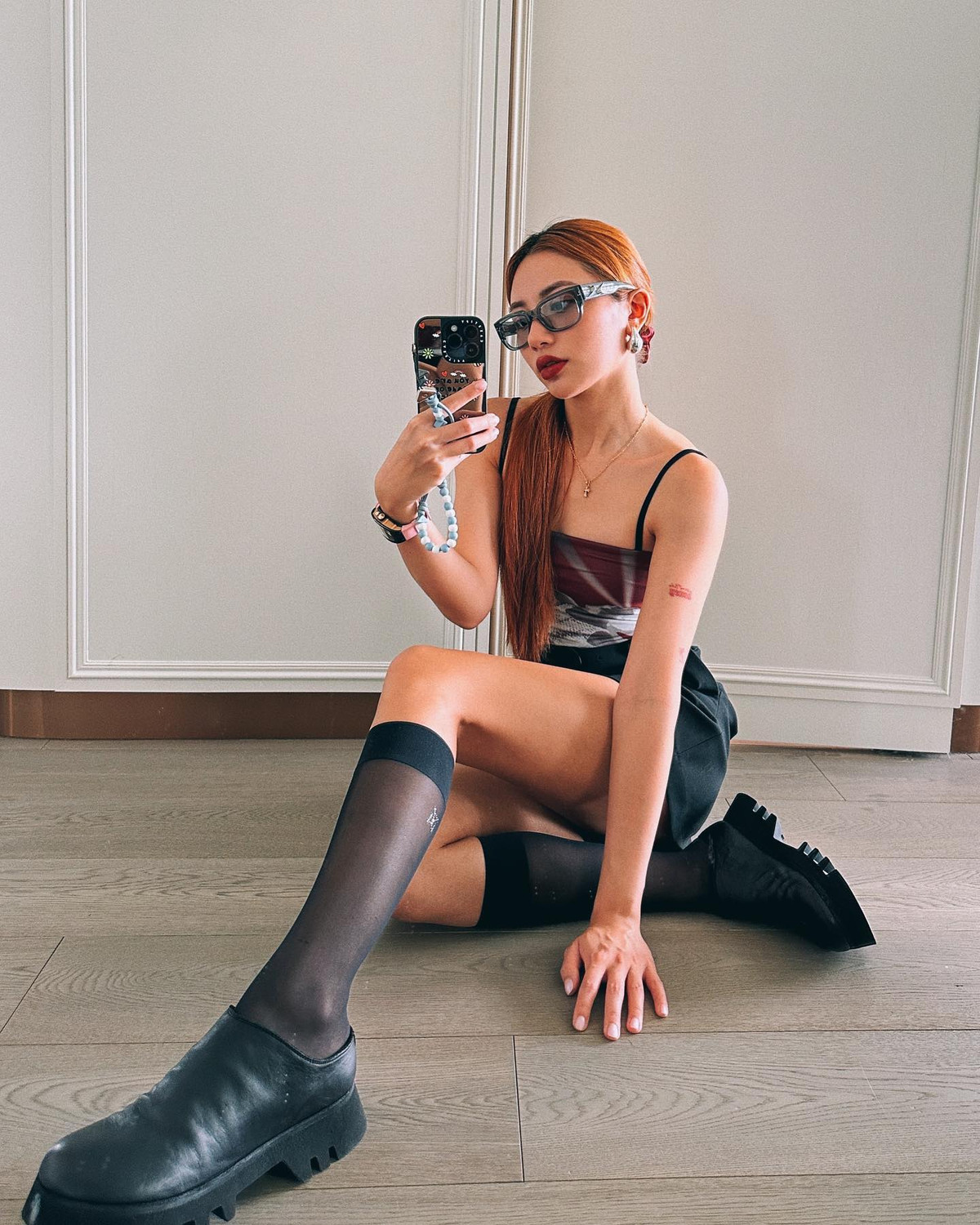 Ngày nhỏ, Calista được cha mẹ hết mực chiều chuộng, mới chào đời đã được tặng hàng hiệu, ở trong biệt thự tráng lệ đẹp nhất nhì Singapore. Để đảm bảo an toàn cho nàng tiểu thư, mẹ cô còn thuê vệ sĩ đưa đón Calista đến bất cứ đâu cô muốn đi.