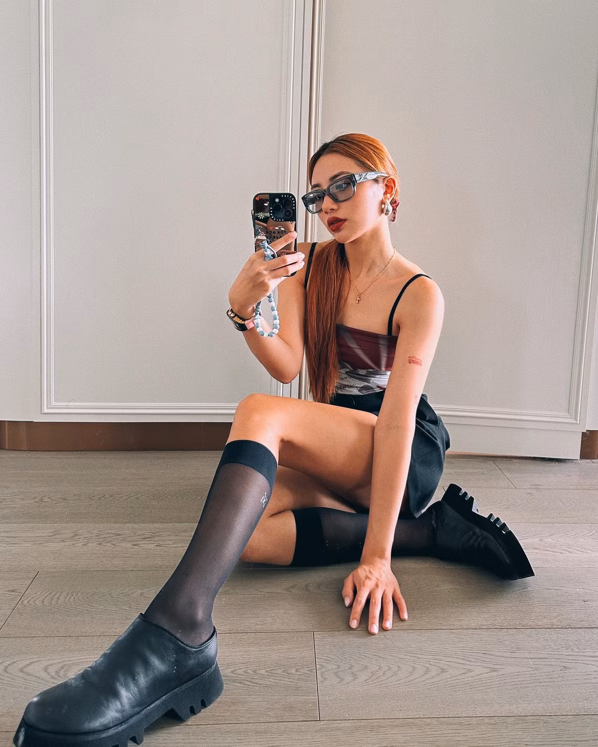 Ngày nhỏ, Calista được cha mẹ hết mực chiều chuộng, mới chào đời đã được tặng hàng hiệu, ở trong biệt thự tráng lệ đẹp nhất nhì Singapore. Để đảm bảo an toàn cho nàng tiểu thư, mẹ cô còn thuê vệ sĩ đưa đón Calista đến bất cứ đâu cô muốn đi.